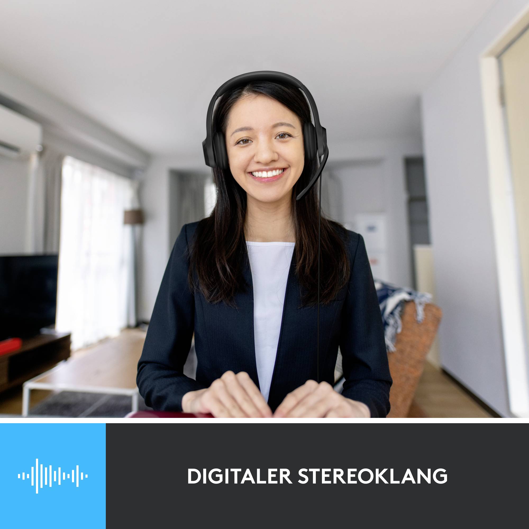 Eine Frau mit Kopfhörern sitzt an einem Tisch und lächelt in die Kamera. Unten steht 'DIGITALER STEREOKLANG'.