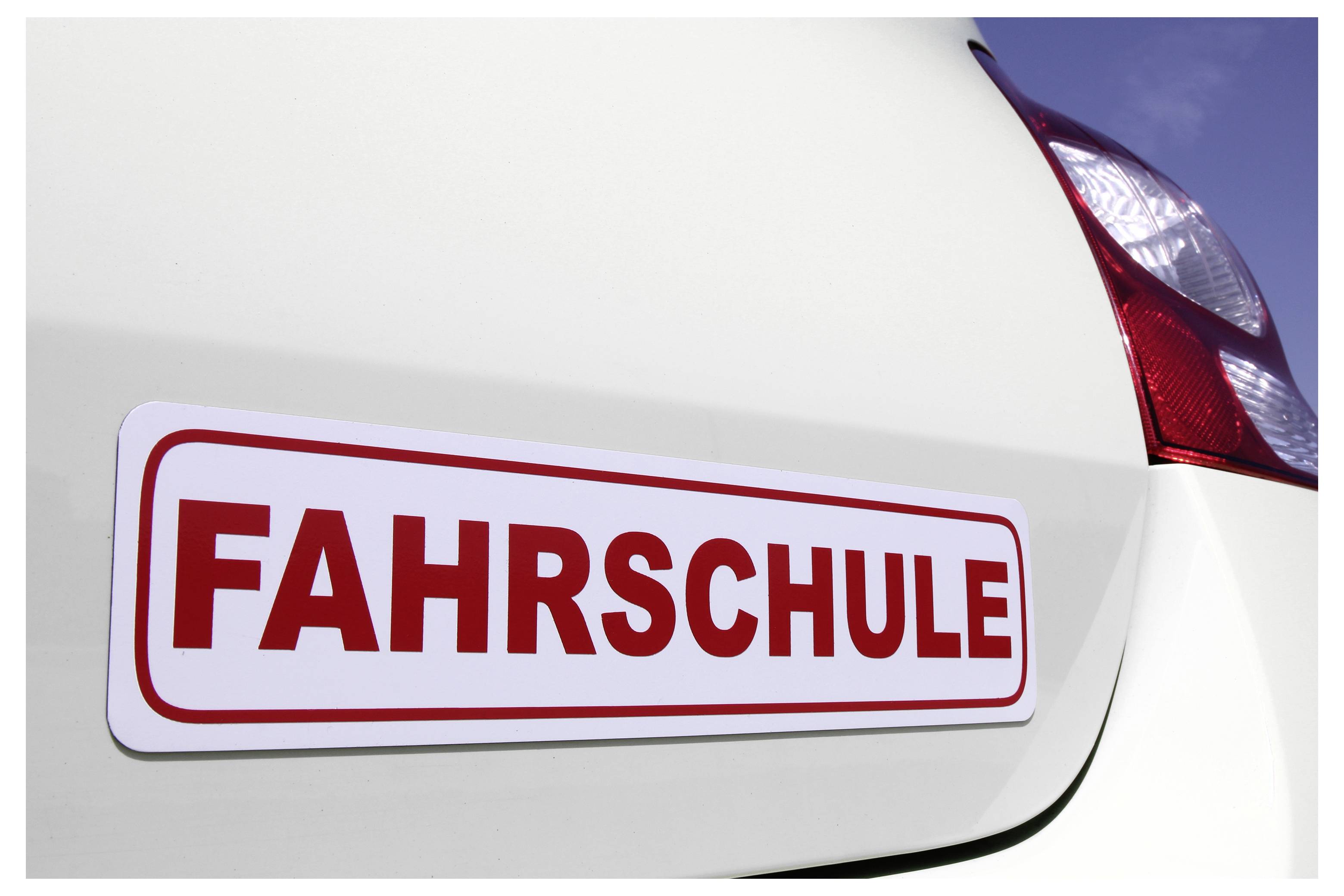 Nahaufnahme eines Autos mit einem roten „FAHRSCHULE
