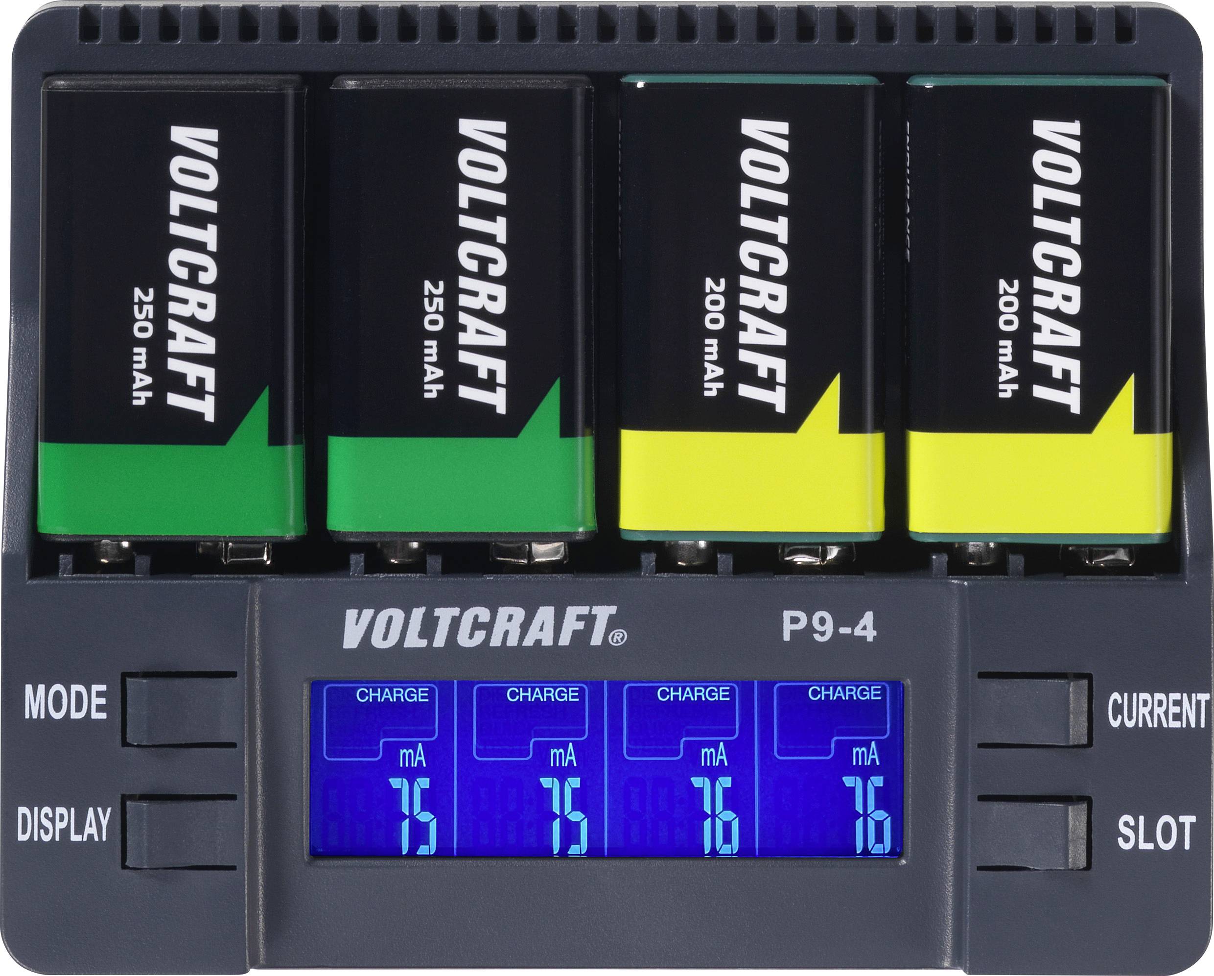 Vier wiederaufladbare Batterien in einem Ladegerät mit LCD-Anzeige. Drei Batterien sind grün, eine ist gelb. Anzeige zeigt Ladezustand.
