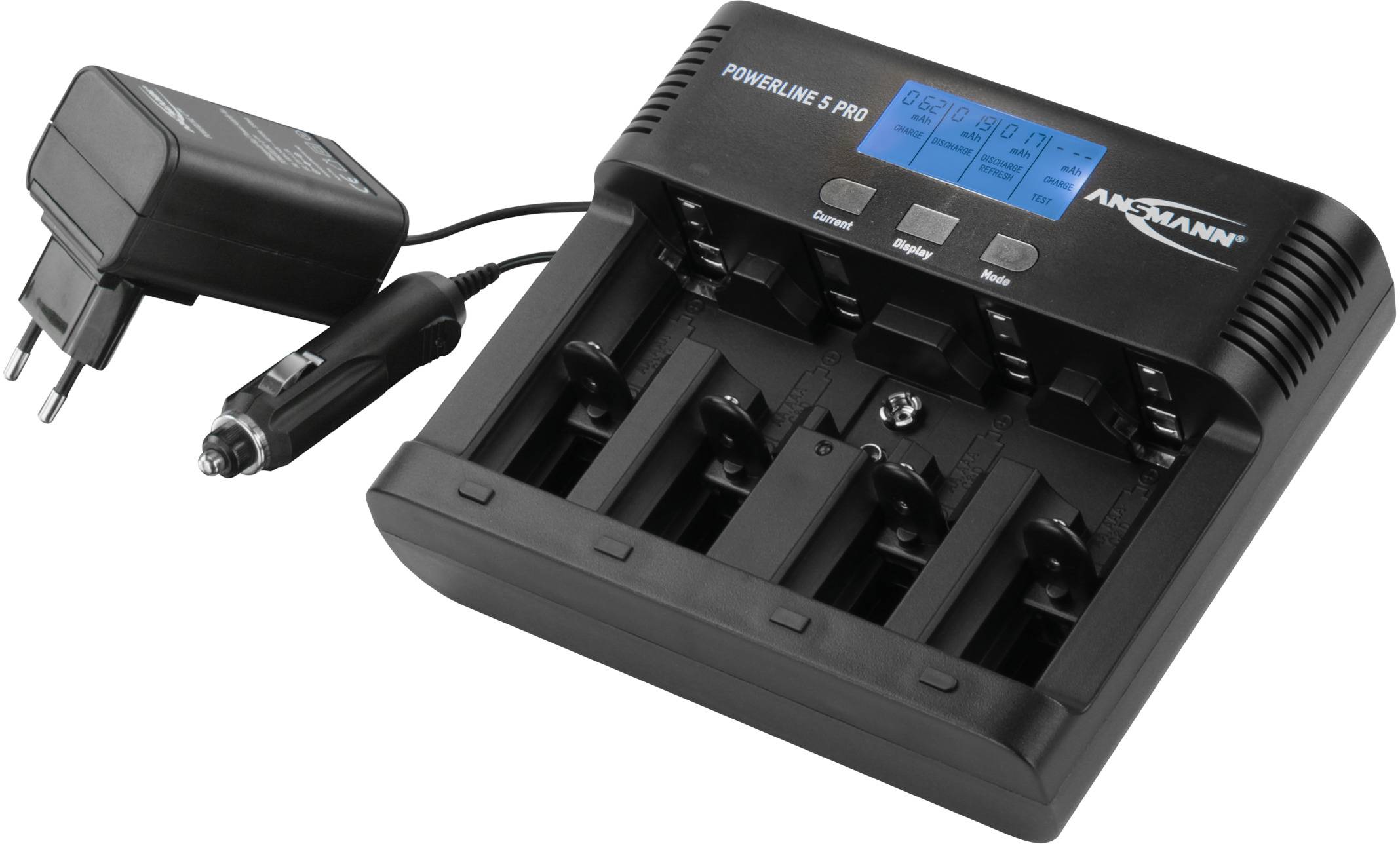 Akku-Ladegerät mit fünf Ladeschächten und einem digitalen Display, daneben ein Netzteil und ein Autoadapter.