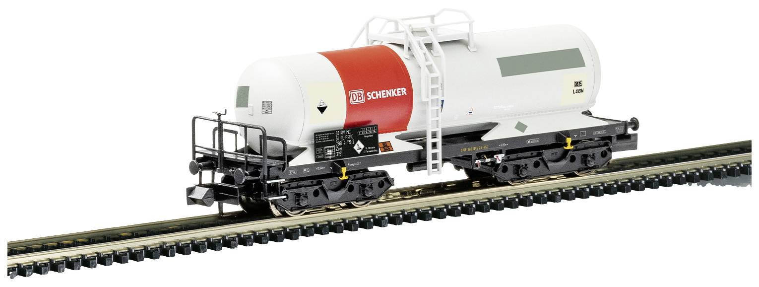 Ein Modell eines Kesselwagens der Firma DB Schenker auf einem Gleisabschnitt, mit rotem und weißem Tank sowie schwarzem Fahrgestell.