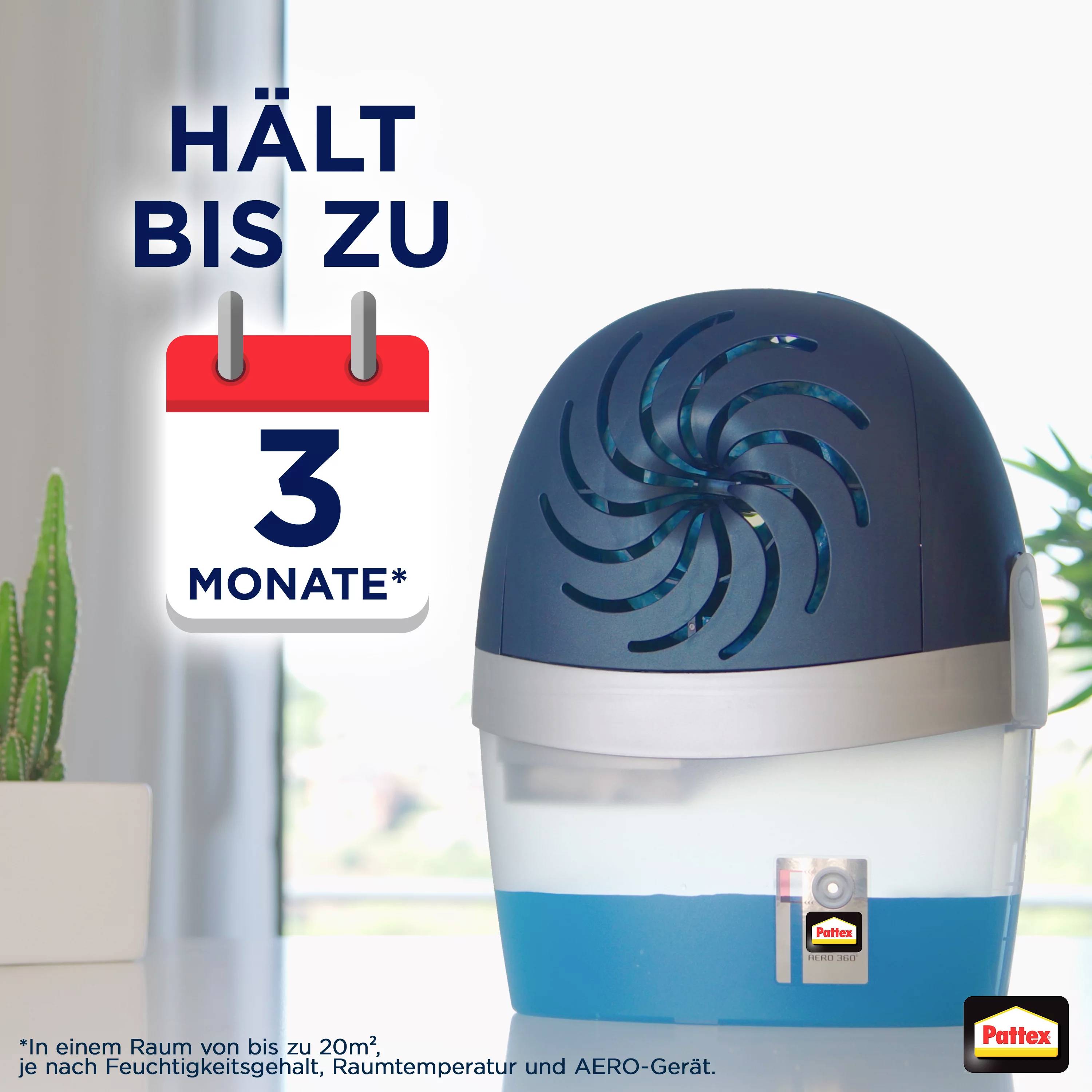 Entfeuchter mit blauem Wasser im Behälter. Text: 'Hält bis zu 3 Monate*'. Im Hintergrund unscharfe Pflanze. Marke: Pattex.