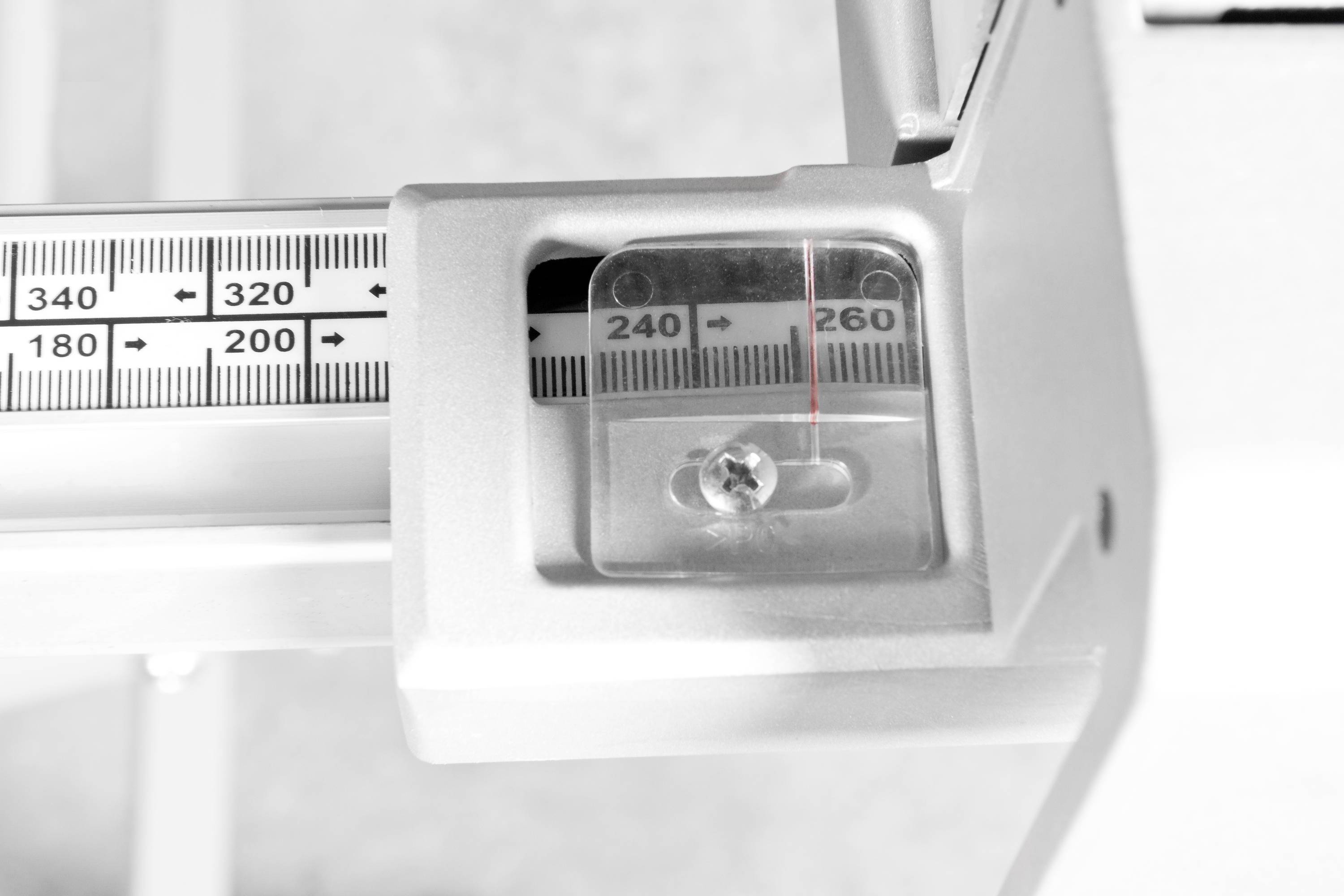 Eine mechanische Waage zeigt ein Gewicht von etwa 244 kg an. Die Messskala ist gut sichtbar.