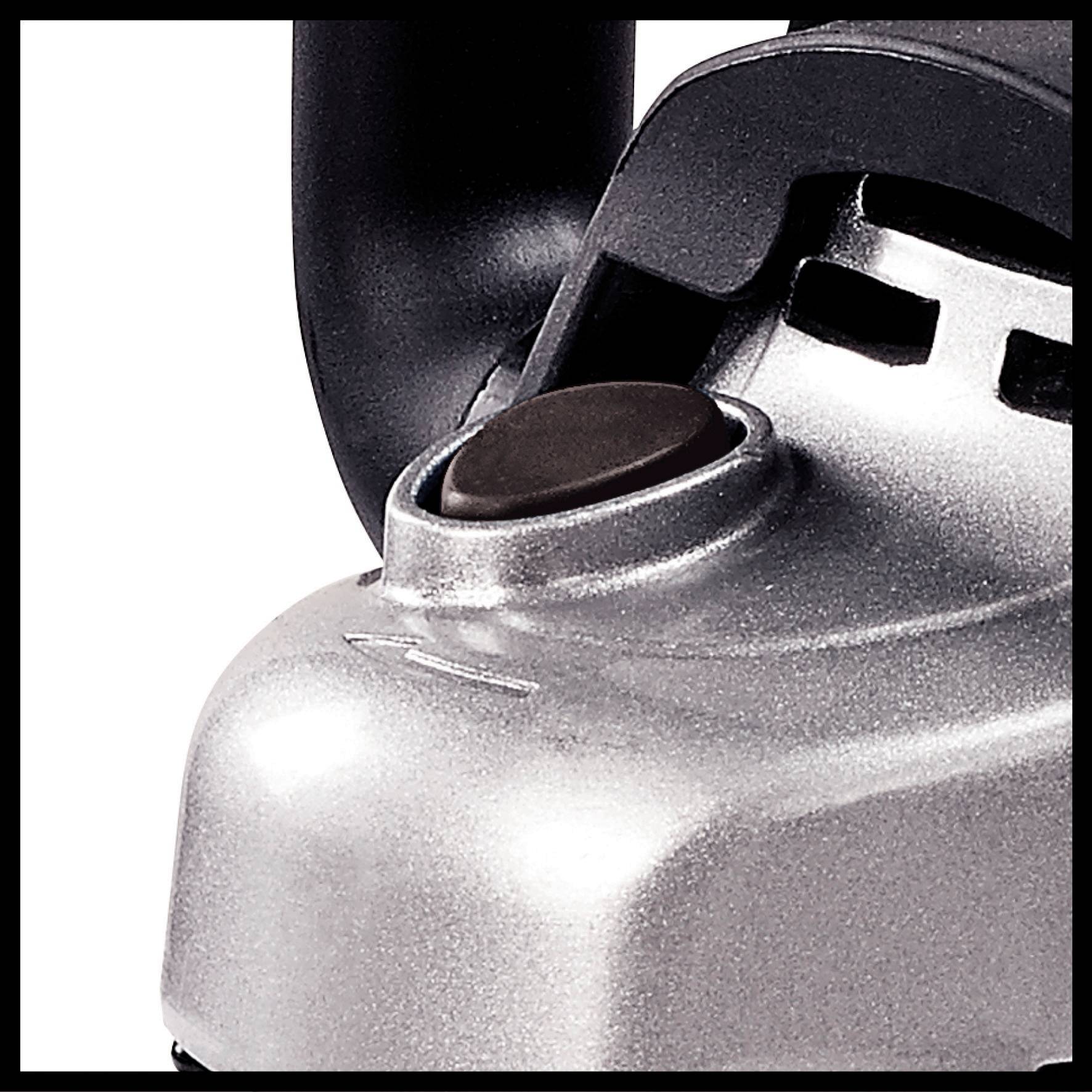 Nahaufnahme eines silbernen Wasserkochers mit schwarzem Griff; Deckelknopf ist deutlich sichtbar.