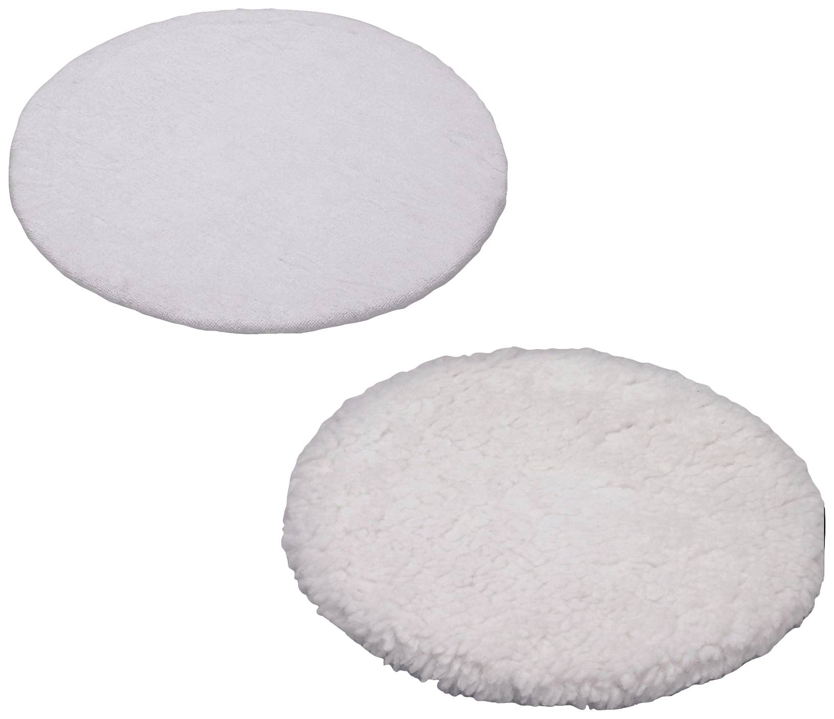 Zwei runde, weiße Polierpads, eines glatt, das andere flauschig, vor weißem Hintergrund.