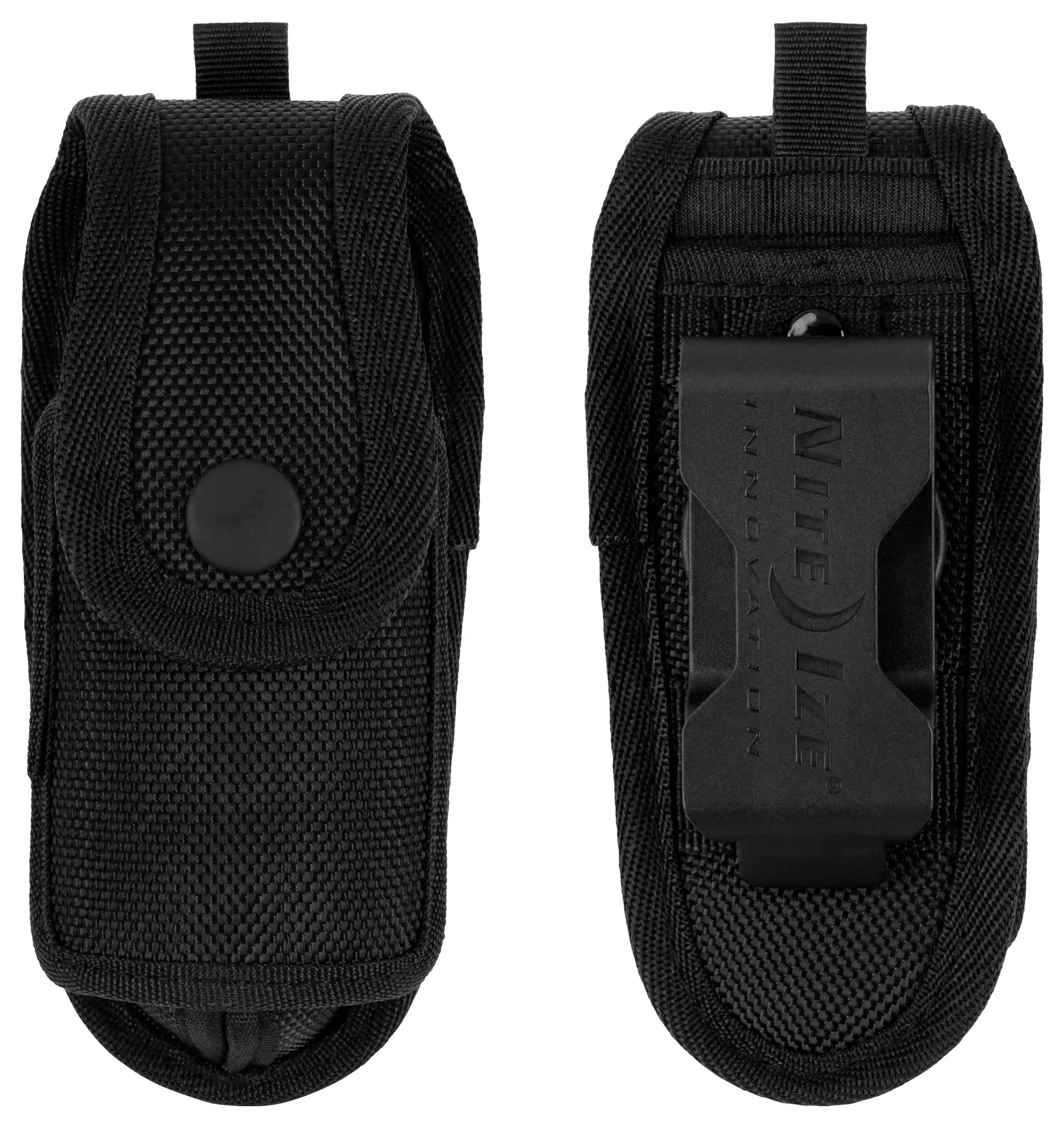 Ein schwarzes Nylon-Telefon-Etui mit Klappe und Verschluss, von vorne und hinten gezeigt. Die Rückansicht zeigt einen Gürtelclip mit der Aufschrift „Nite Ize