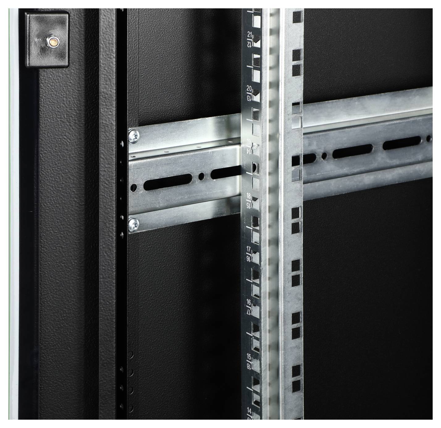 Das Bild zeigt das Innere eines schwarzen Server-Racks mit vertikalen und horizontalen Metallstreben zur Unterstützung der Montage.