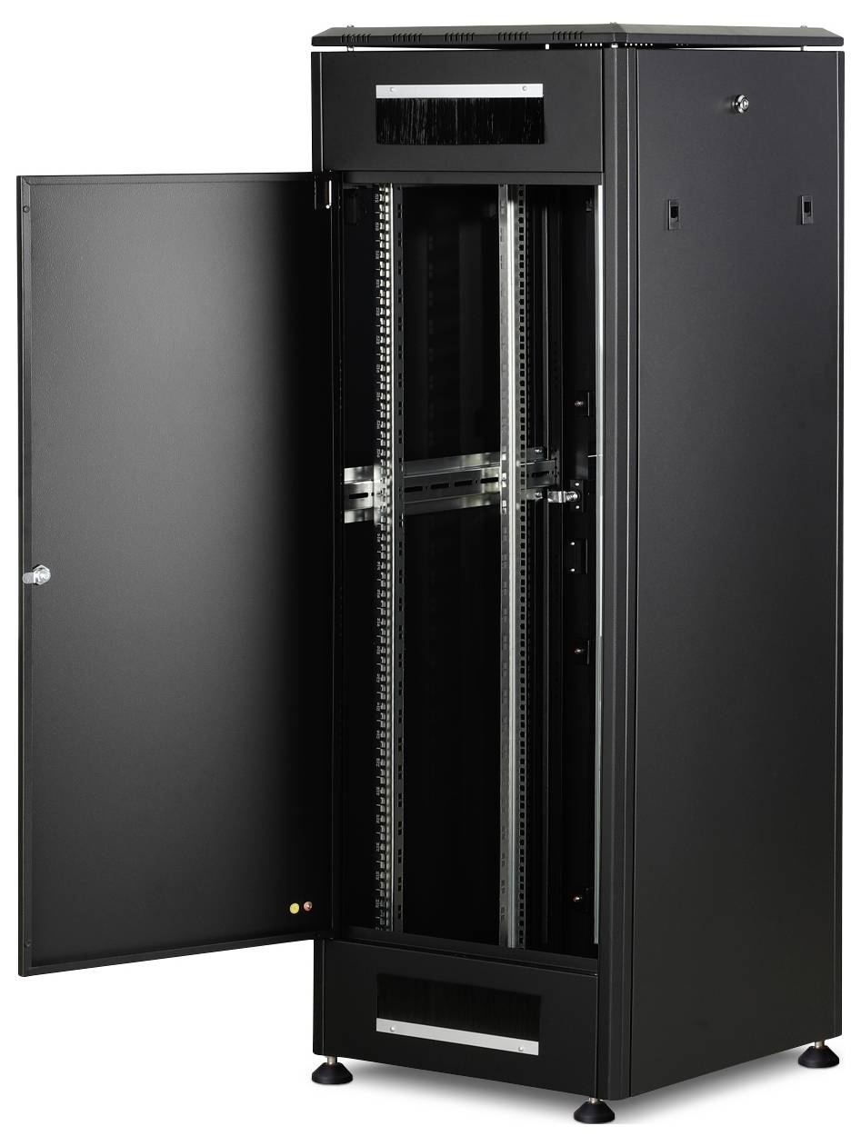 Ein schwarzer Server-Rack-Schrank mit geöffneter Tür, zeigt leere Regale für die Installation von Netzwerkgeräten.