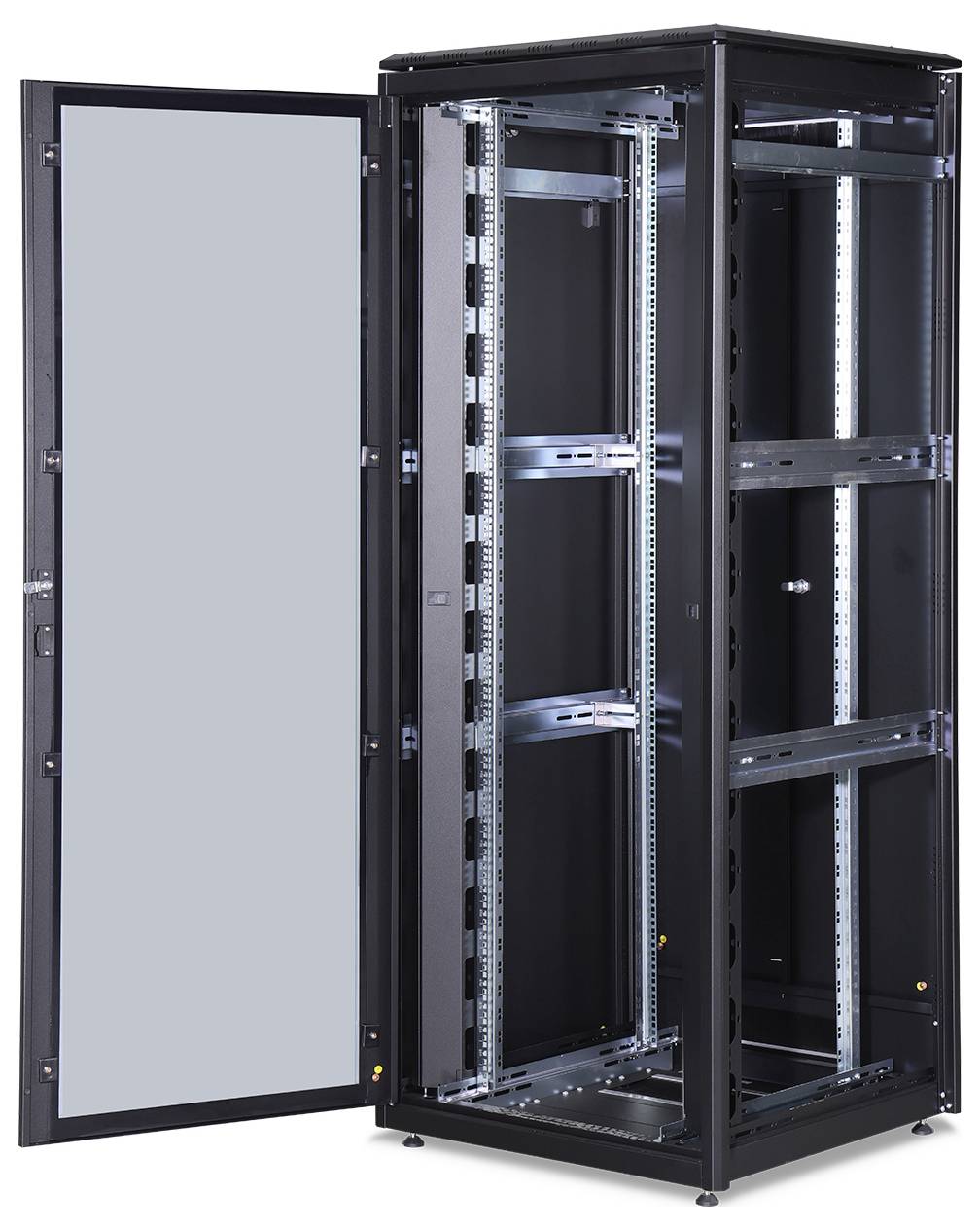 Ein leeres, geöffnetes Server-Rack mit transparentem Türfront. Es zeigt mehrere Fächer für die Installation von Serverhardware.
