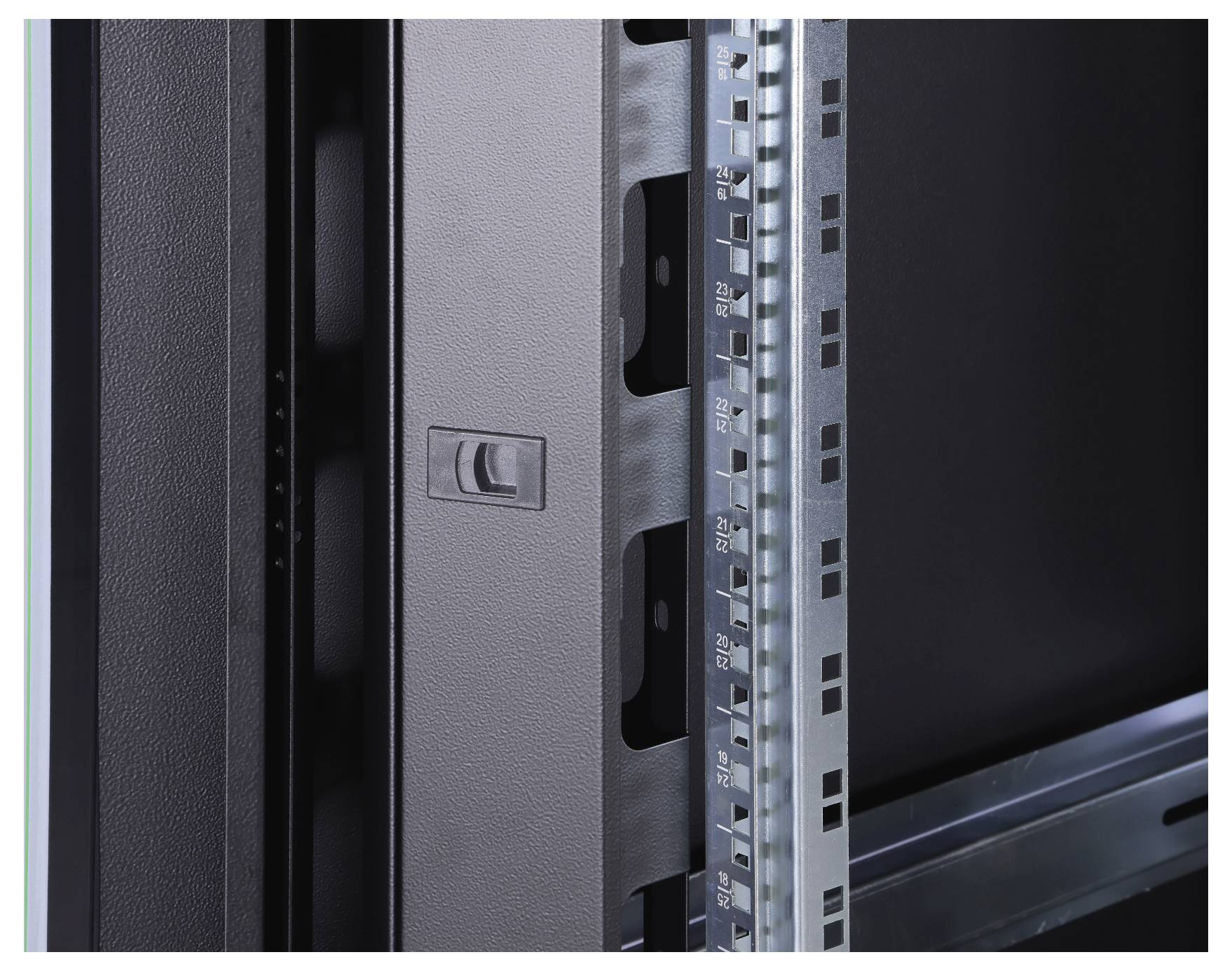 Ein schwarzes Metallrack mit vertikaler Schiene und numerischen Markierungen daneben.