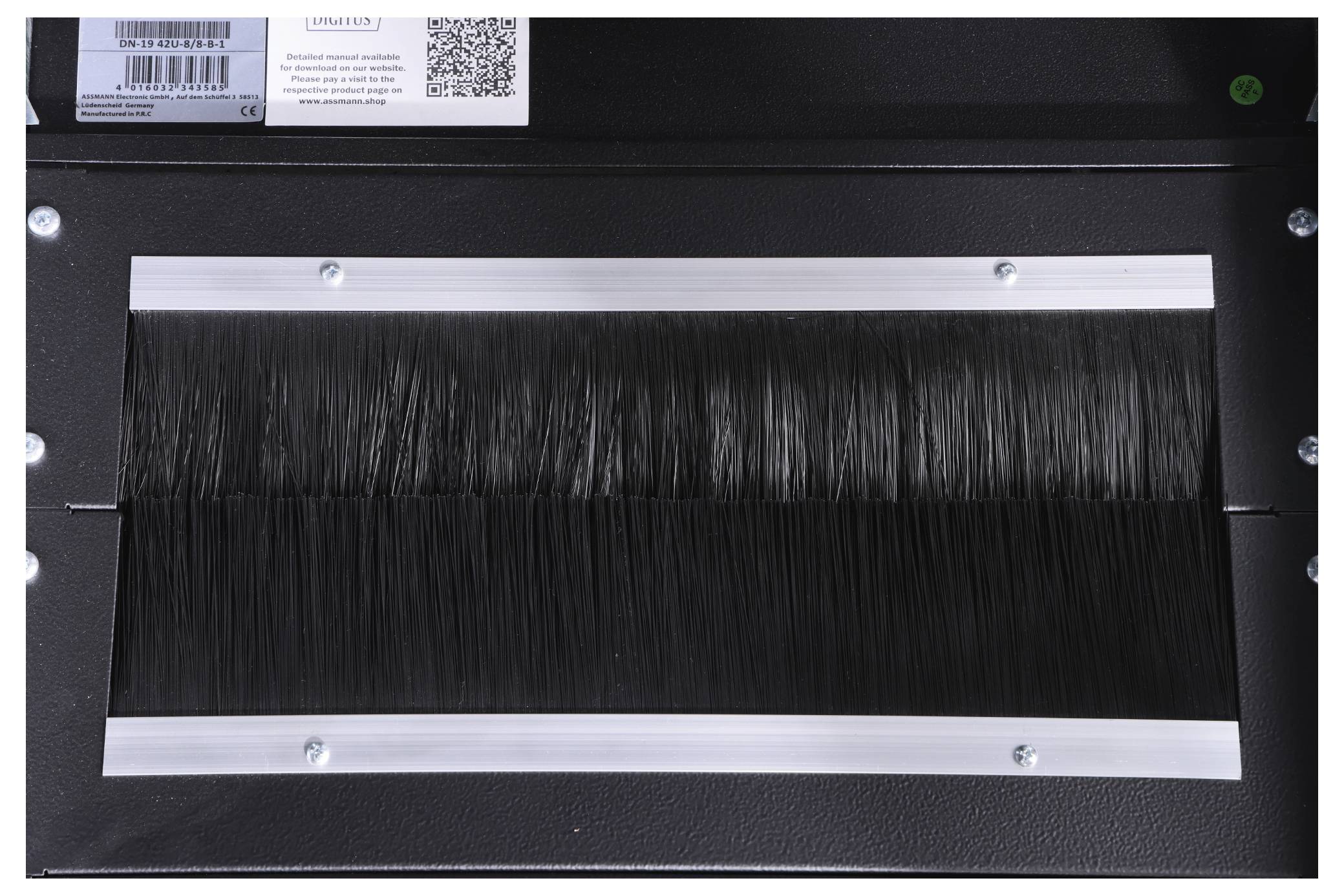 Verschluss einer staubdichten Box mit schwarzer Bürstendichtung und Metalleinfassung.