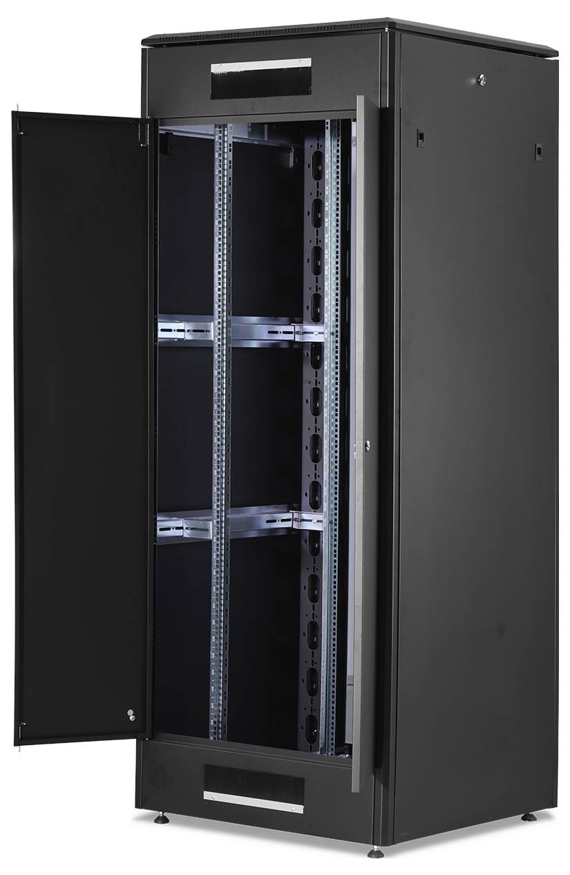 Ein schwarzer, leerer Server-Rack-Schrank mit geöffneter Tür, der Platz für die Installation von IT-Geräten bietet.