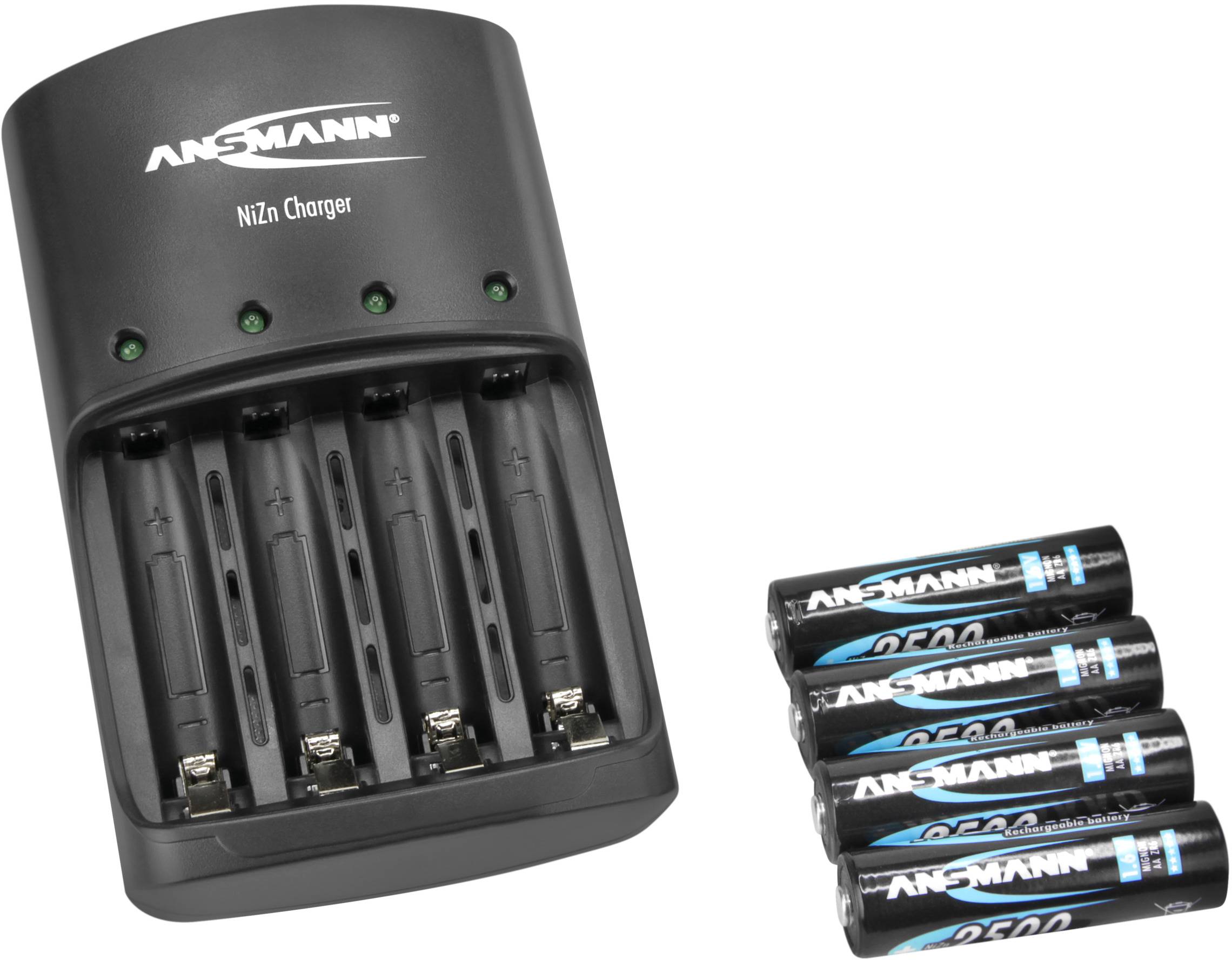 Ein schwarzes Batterieladegerät für NiZn-Akkus von Ansmann mit vier Ladeplätzen. Daneben liegen fünf Ansmann-AA-Akkus.