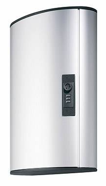 Ein moderner, wandmontierter elektrischer Warmwasserbereiter in silberner Farbe, mit einer kleinen Anzeige und schwarzen Details.