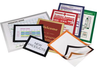 Verschiedene bunte Informationsblätter, darunter ein 'Welcome'-Schild und ein 'Neue Produkte'-Hinweis, geordnet auf einem Tisch.