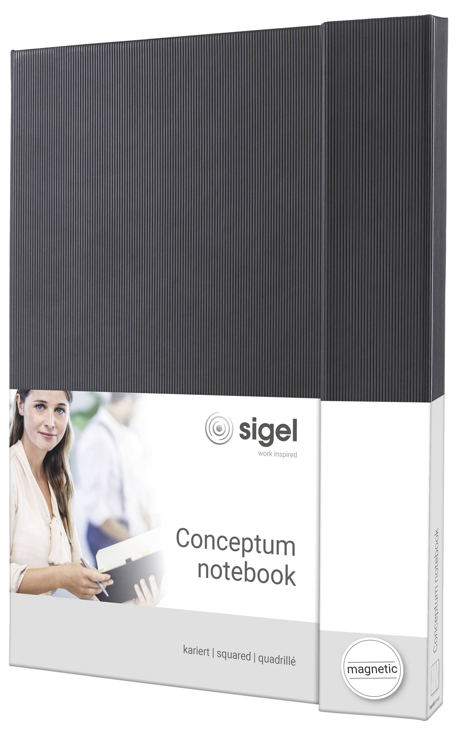 Produktverpackung für ein Sigel Conceptum Notizbuch mit schwarzem Einband und weißem Etikett, das das Markenlogo, den Namen des Notizbuchs und ein magnetisches Abzeichen zeigt.