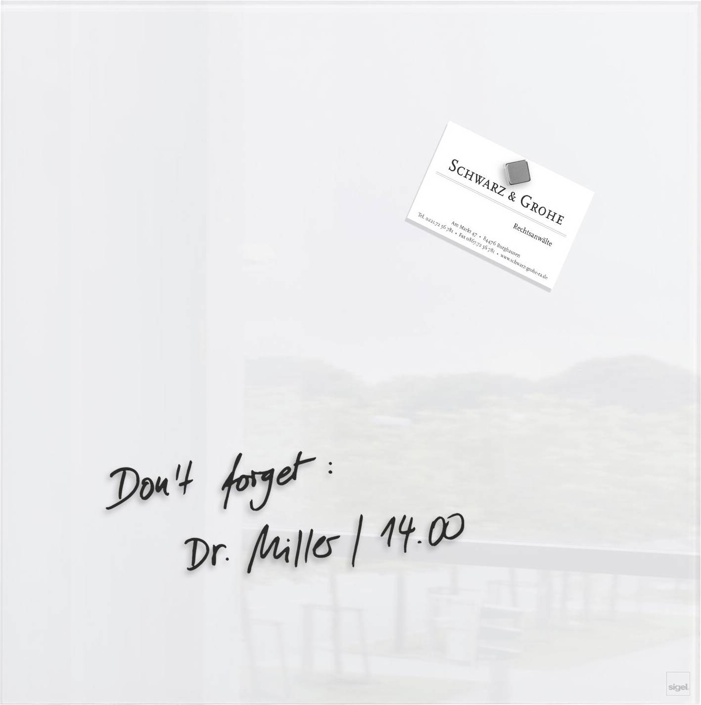 Weiße Kühlschranktür mit einer Visitenkarte und einer handgeschriebenen Notiz: „Nicht vergessen: Dr. Mills | 14.00