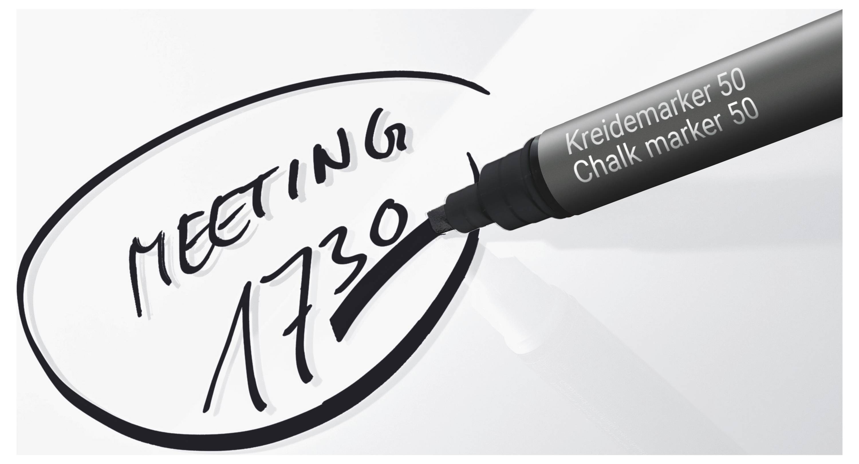 Schwarze Kreidemarkerschrift „MEETING 1730" innerhalb eines handgezeichneten Ovals auf einer weißen Oberfläche.