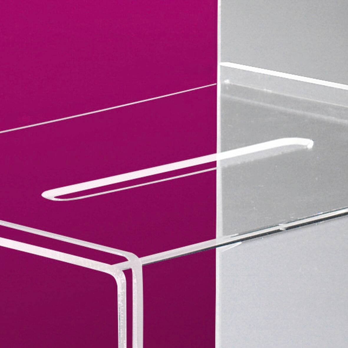 Acryl-Vitrine mit glänzenden Oberflächen vor einem magentafarbenen Hintergrund, mit rechteckigen Formen und klaren Spiegelungen.