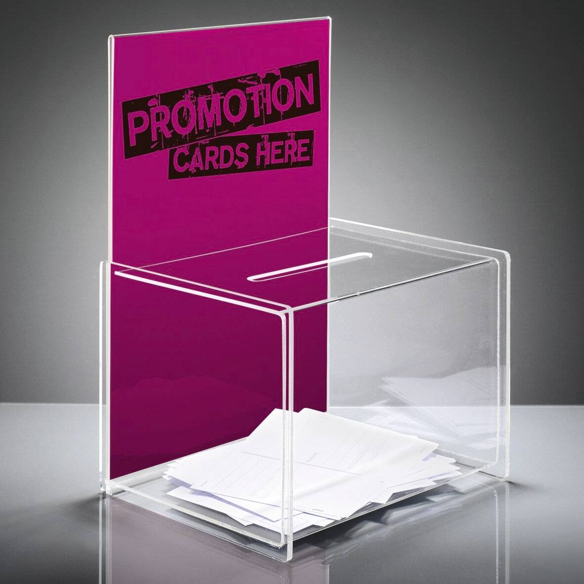Eine durchsichtige Acrylbox mit der Beschriftung „PROMOTION CARDS HIER