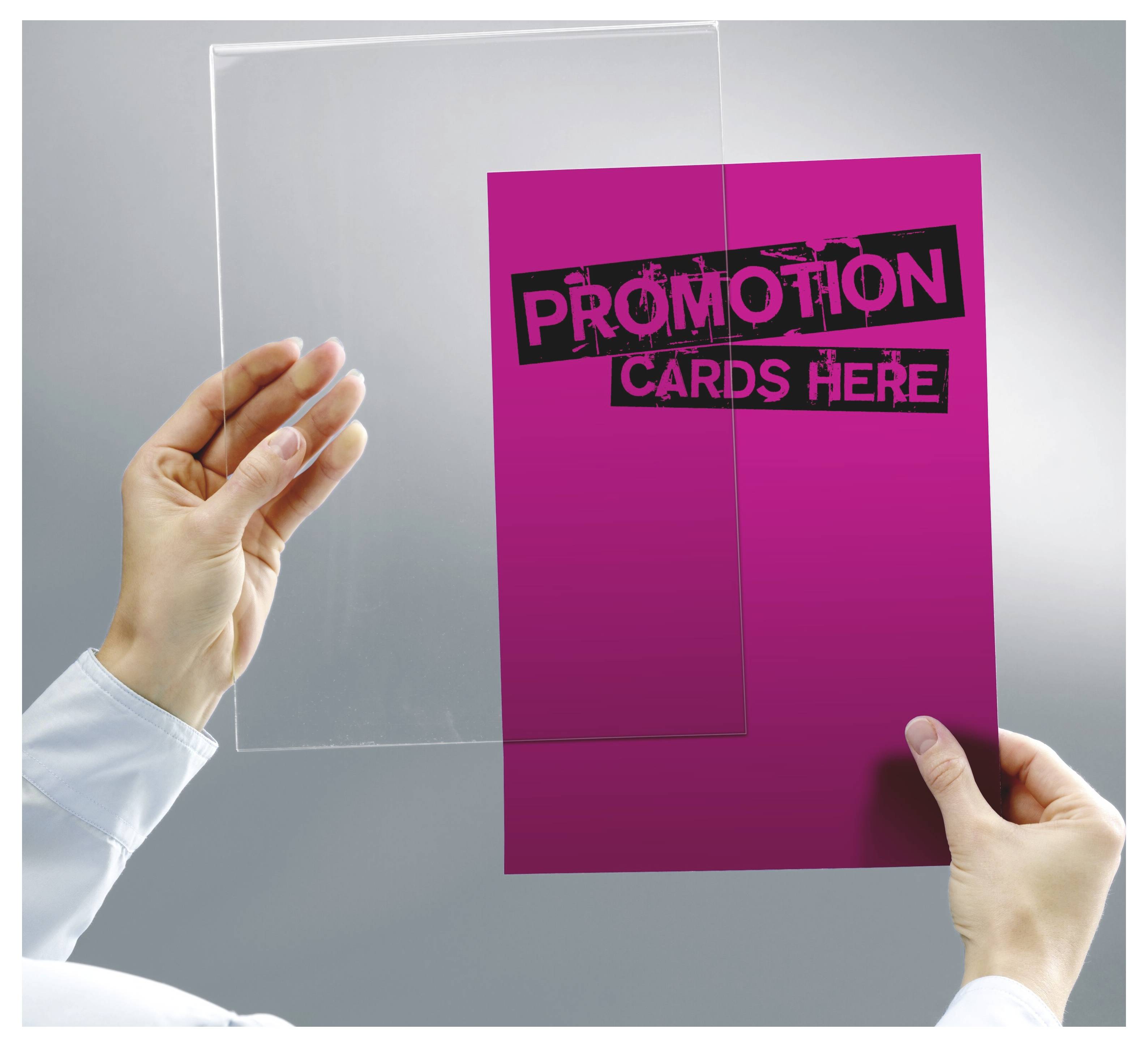 Hände halten eine durchsichtige Hülle über eine magentafarbene Karte mit der Aufschrift „PROMOTION CARDS HERE" und zeigen damit an, wo eine Promotionskarte einzuführen ist.
