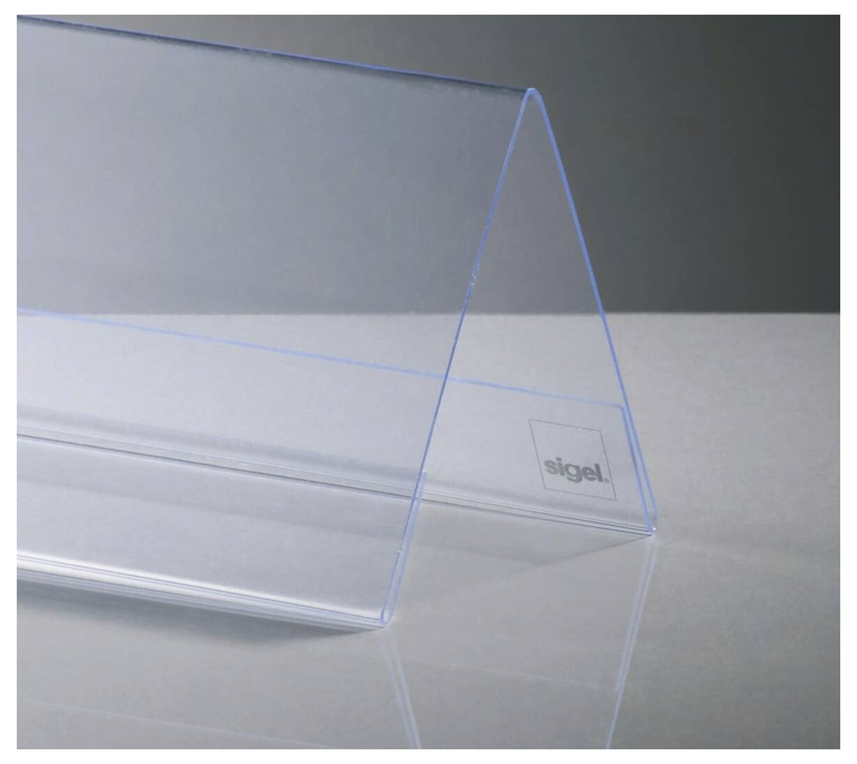 Klare Acryl-Tischplattenvitrine mit dreieckiger Seitenstütze und "sigel"-Logo auf der Frontplatte.