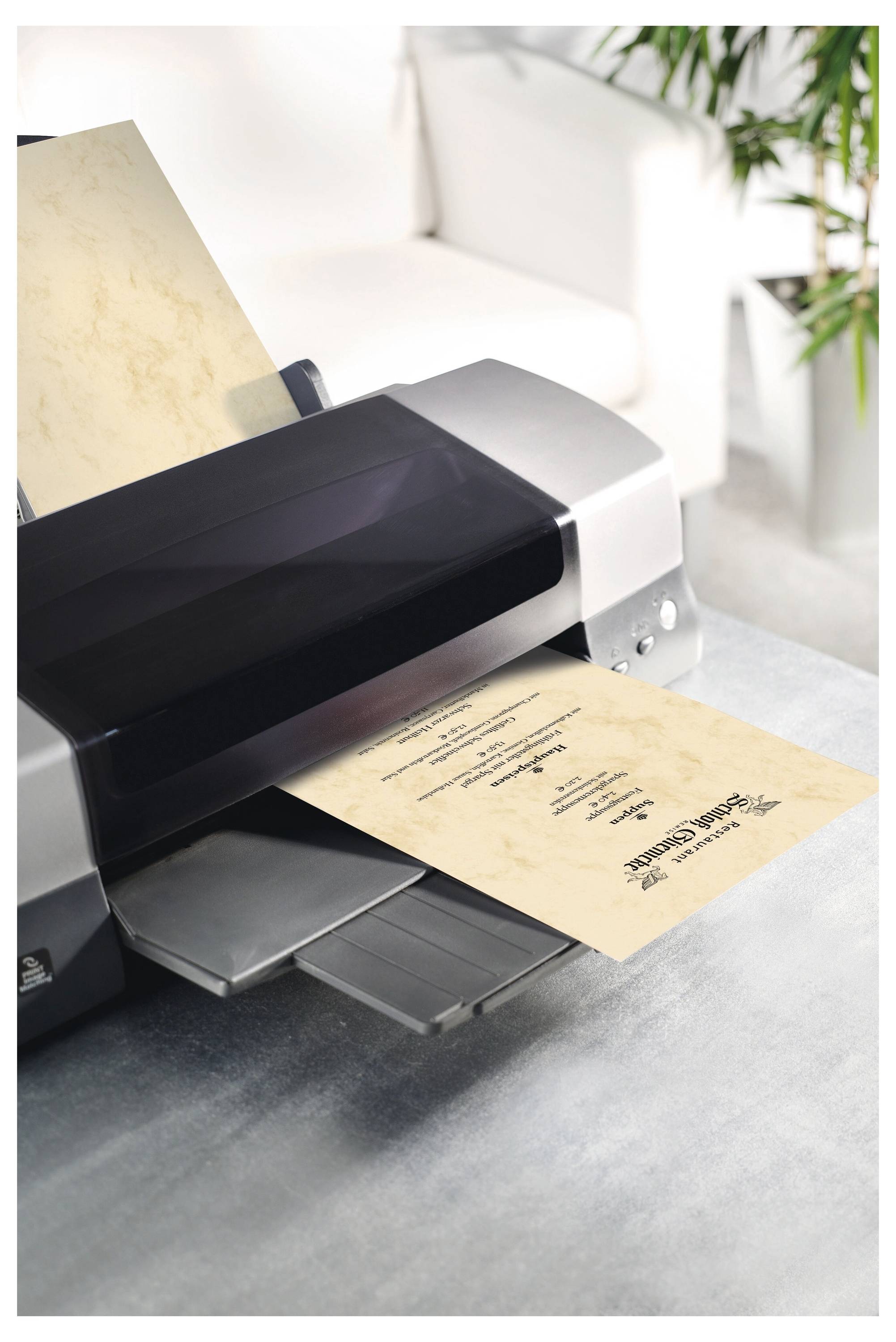 Ein Drucker gibt ein beiges Blatt Papier in einem hellen Büro aus, wobei ein Ausgabefach zusätzliche Seiten enthält.