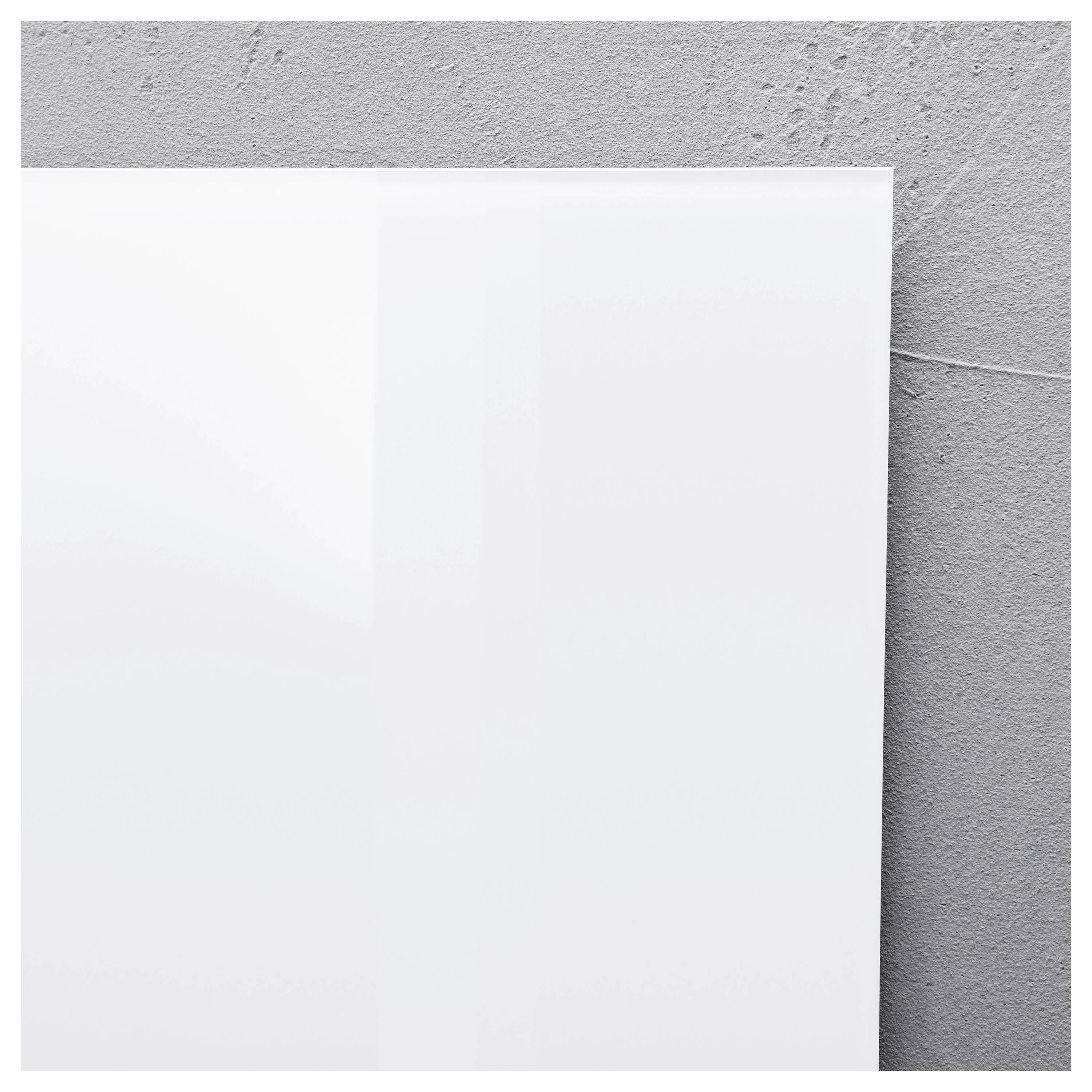 Leeres weißes rechteckiges Blatt Papier auf einer hellgrauen strukturierten Oberfläche, von oben gezeigt.