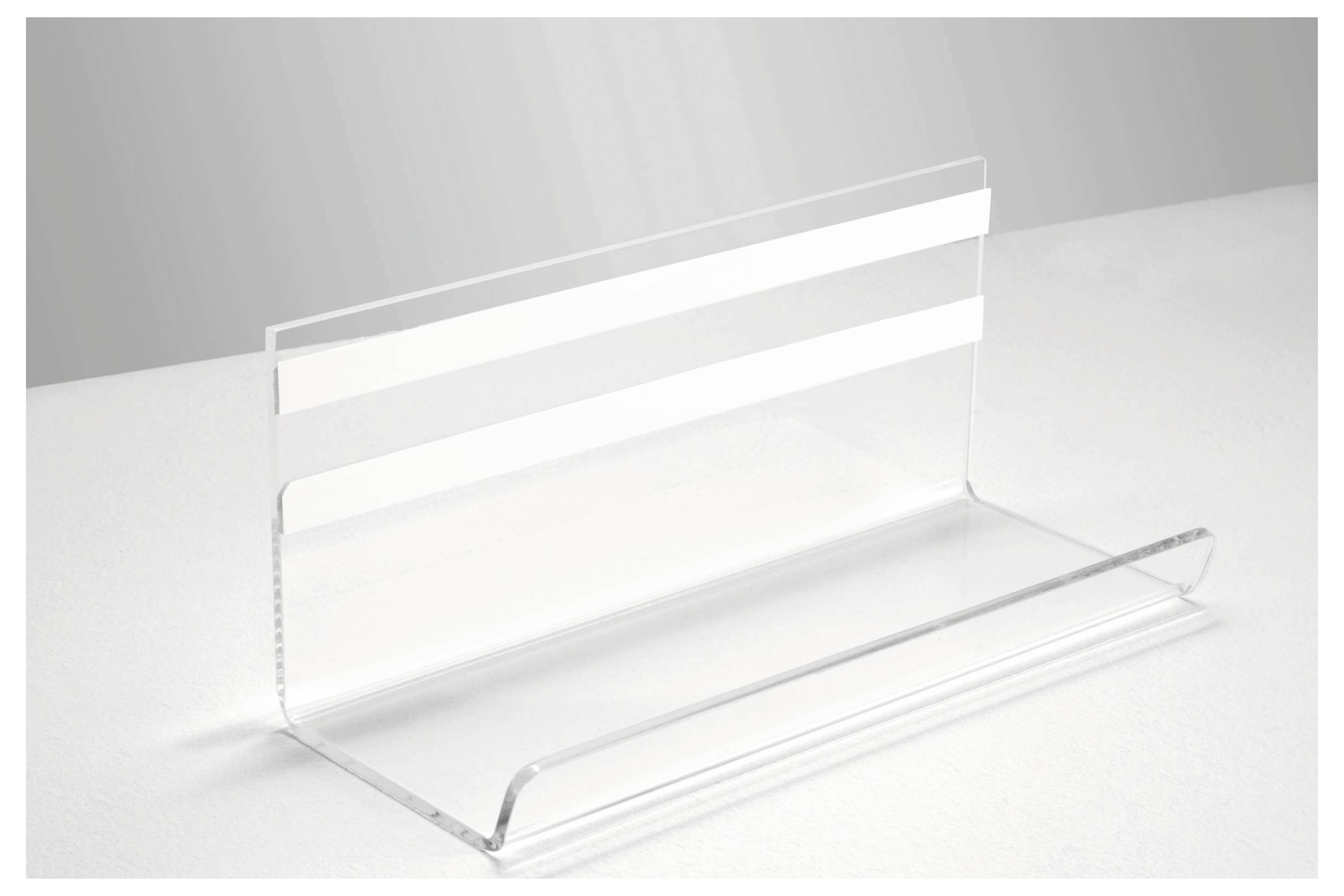 Transparenter Acryl-Broschürenhalter mit einer vorderen Tasche und einem geneigten Rückenpanel, leer auf einer weißen Oberfläche dargestellt.