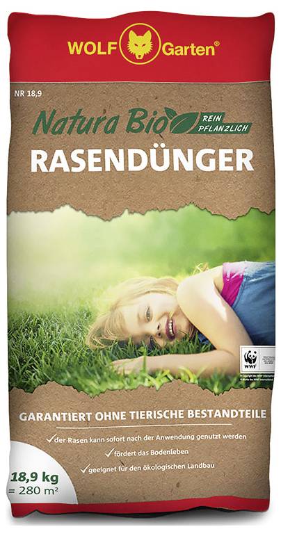 Grüner Rasendünger-Beutel mit Bild eines lächelnden Mädchens auf Rasen. Aufschrift: 'Natura Bio Rasendünger, rein pflanzlich, 18,9 kg = 280 m²'.