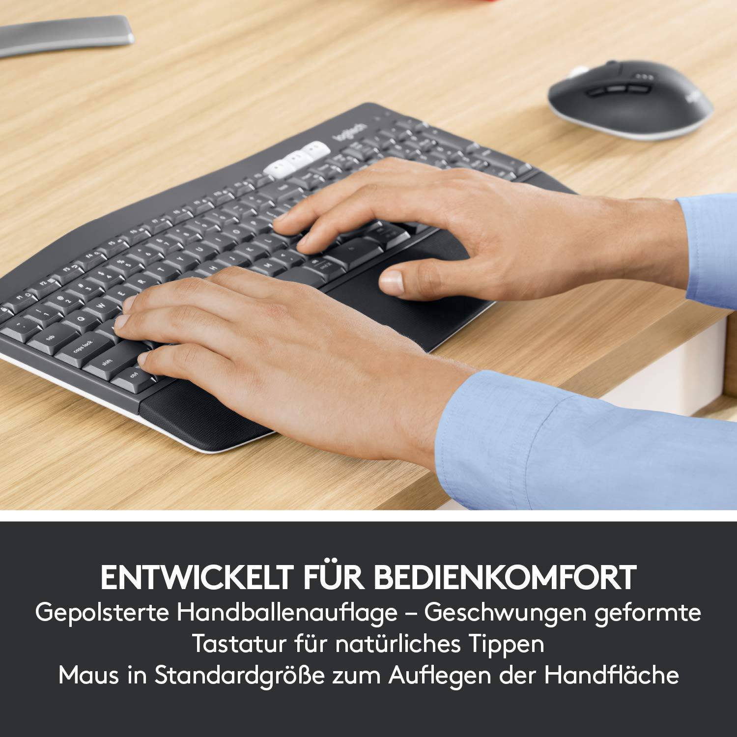 Person tippt auf ergonomisch geformter Tastatur mit gepolsterter Handballenauflage, Maus in der Nähe. Text betont Komfort beim Tippen.