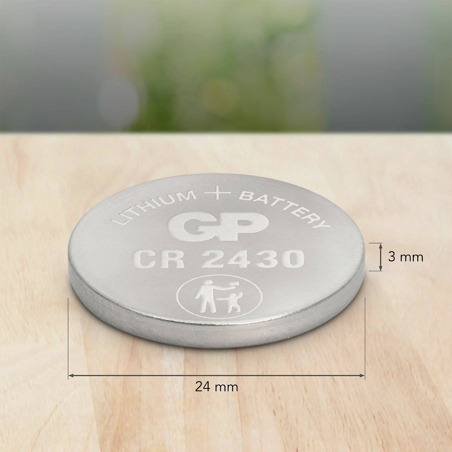 Eine silberne Knopfzellenbatterie mit den Aufschriften 'LITHIUM BATTERY', 'GP', 'CR 2430', Durchmesser 24 mm, Höhe 3 mm.