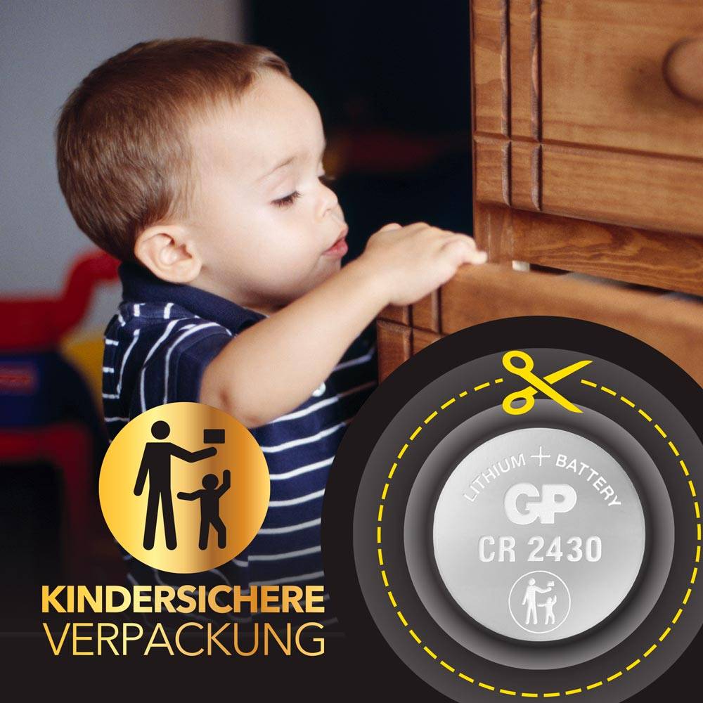 Ein Kleinkind versucht, eine Schublade zu öffnen. Daneben ein Batteriesymbol mit 'Kindersichere Verpackung' Aufschrift und Schere-Icon.
