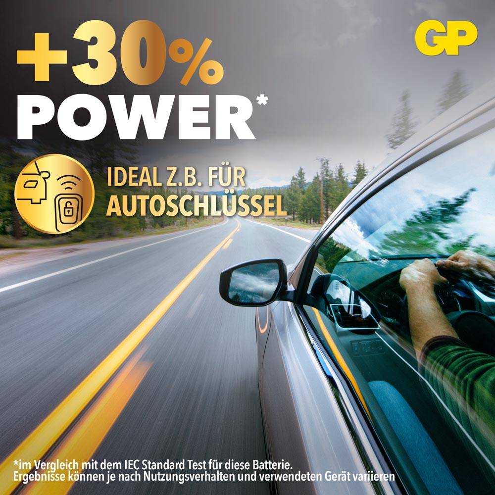 Auto fährt schnell auf einer offenen Straße. Text: '+30% Power*. Ideal z.B. für Autoschlüssel.' Produktwerbung für Batterien.