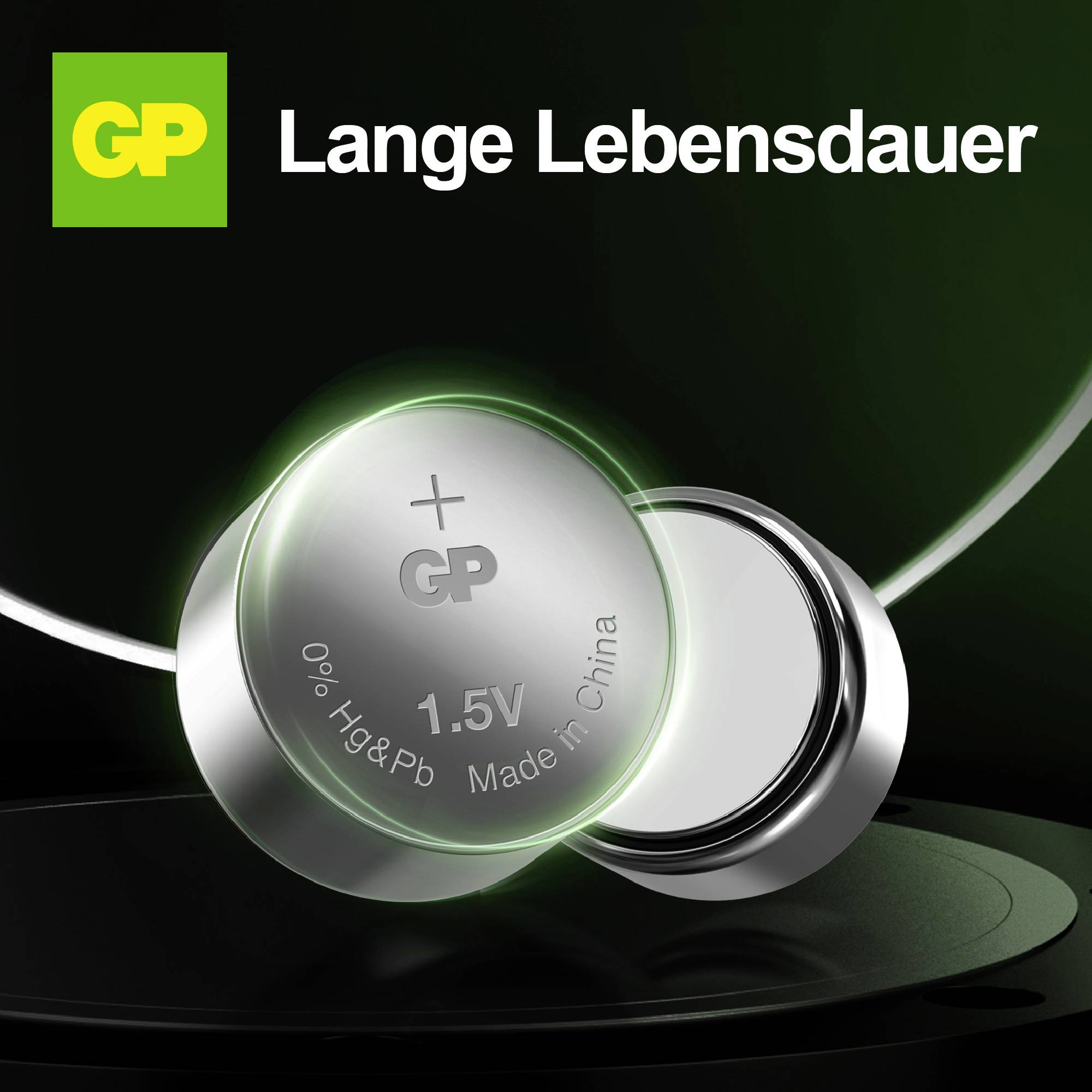 Werbebild für GP-Knopfzellen mit der Aufschrift 'Lange Lebensdauer'; zwei silberne 1,5V-Batterien auf dunklem Hintergrund