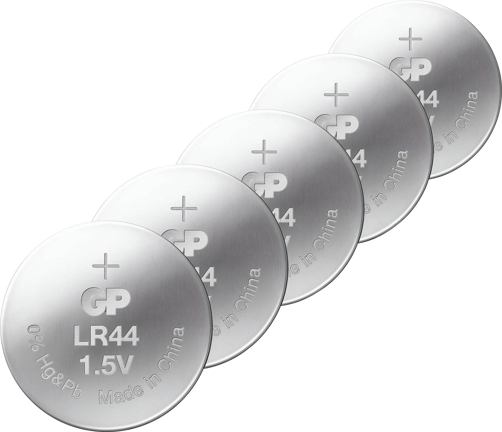 Vier silberne Knopfzellen-Batterien GP LR44 1,5 V, diagonal hintereinander auf weißem Hintergrund.