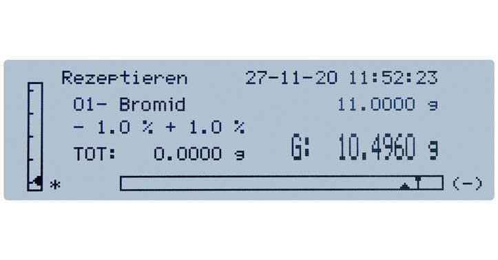 Bildschirm einer digitalen Waage. Oberhalb steht 'Rezeptieren' mit Datum und Uhrzeit. Angaben: 'Bromid 11.0000 g', 'G: 10.4960 g'. Balkendiagramm zeigt 1% Abweichung.