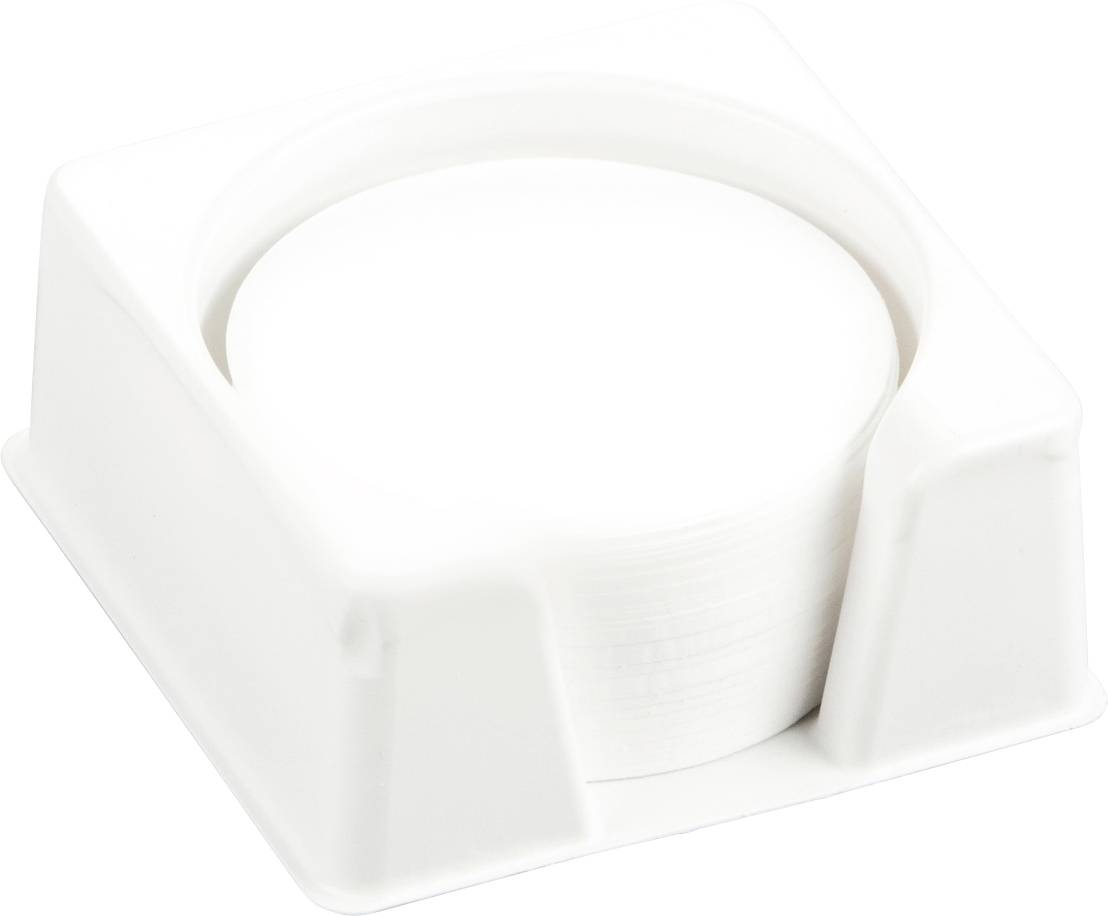 Runder Stapel weißer Kaffeefilter in einem weißen Kunststoffspender.