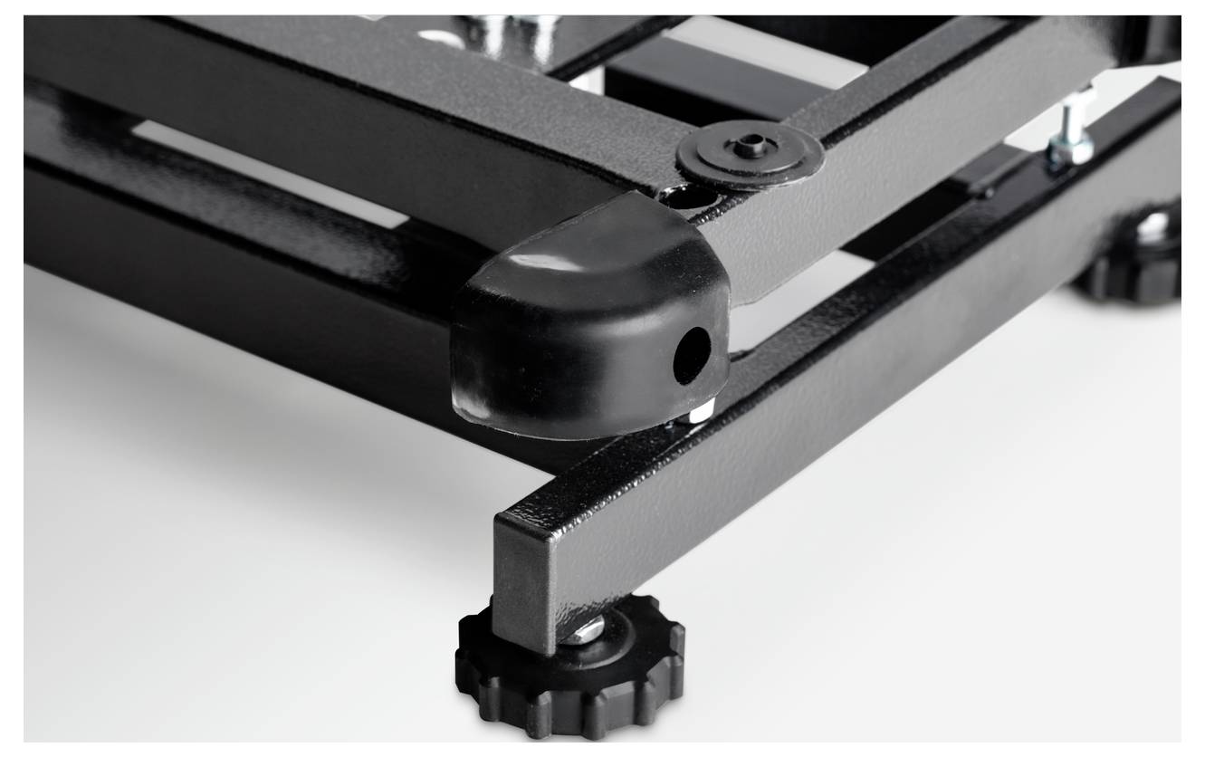 Metallkonstruktion mit Schraubverbindungen und Gummielementen. Unterstützt vermutlich eine Maschine oder Vorrichtung.