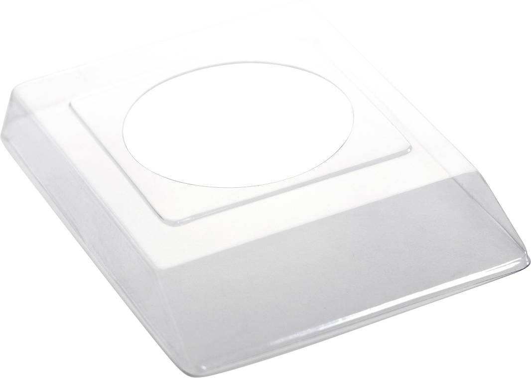 Ein transparenter quadratischer Kunststoffdeckel mit einer erhöhten runden Fläche in der Mitte.