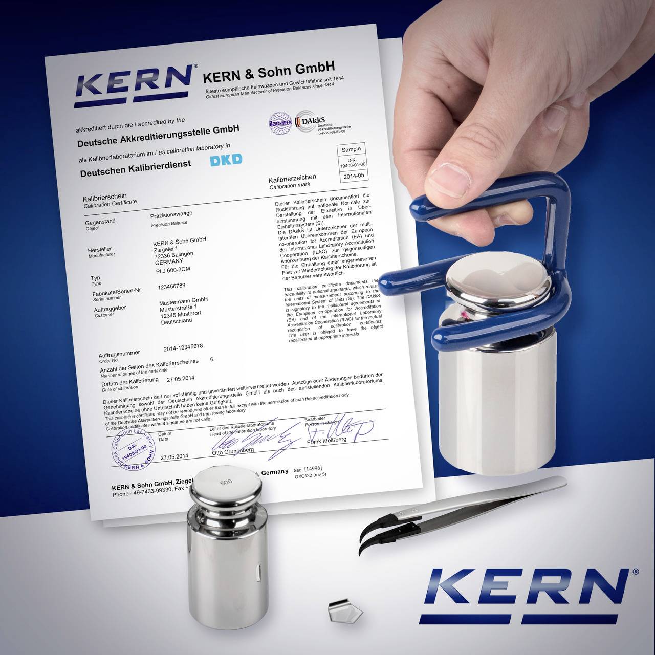 'Kalibrierzertifikat für Gewicht' und Kalibriergewichte. Darstellung von Kalibrierzertifikat, Gewichtssatz und Pinzette auf blauem Hintergrund.