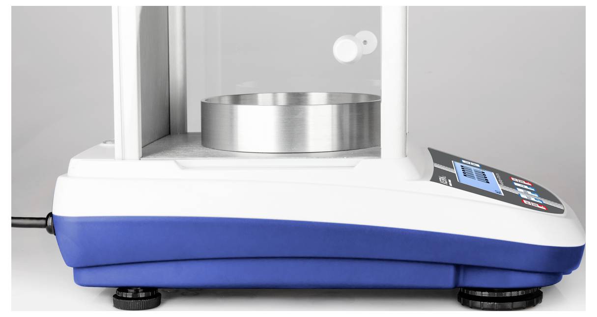 Elektronische Waage mit blau-weißem Gehäuse, zeigt eine leere Messplattform und ein digitales Display.