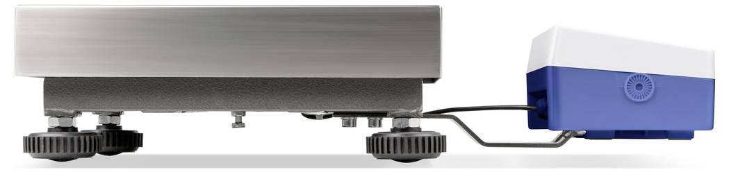 Eine Waage mit vier verstellbaren Füßen neben einem blauen, rechteckigen Gerät, verbunden durch ein Kabel.