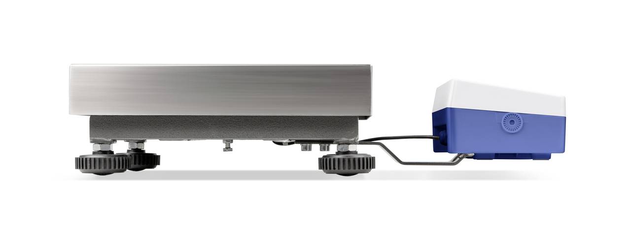 Elektronische Waage von der Seite mit einem angeschlossenen blauen Modul, zeigt technische Präzision und Funktionalität.