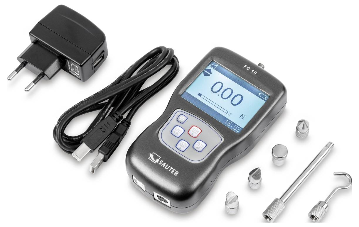 Kraftmessgerät mit Display und Knöpfen, USB-Kabel, Netzteil und verschiedenen Aufsätzen zur Messung; Anzeige zeigt '0,00 N'.