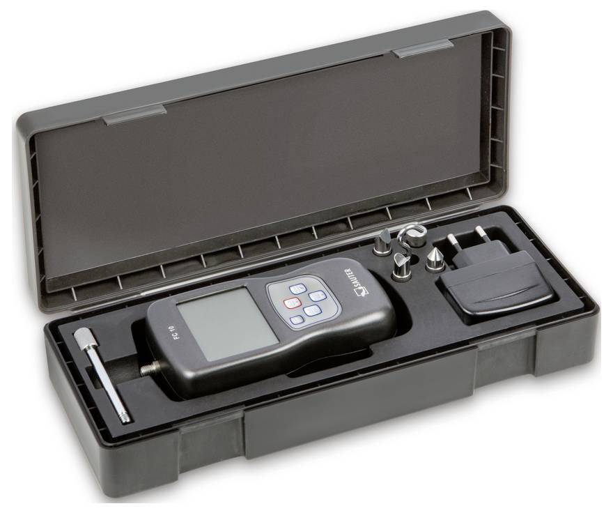 Tragbarer digitaler Druckmesser in geöffneter schwarzen Kunststoffbox mit Zubehör wie Adapter und Aufsätze.