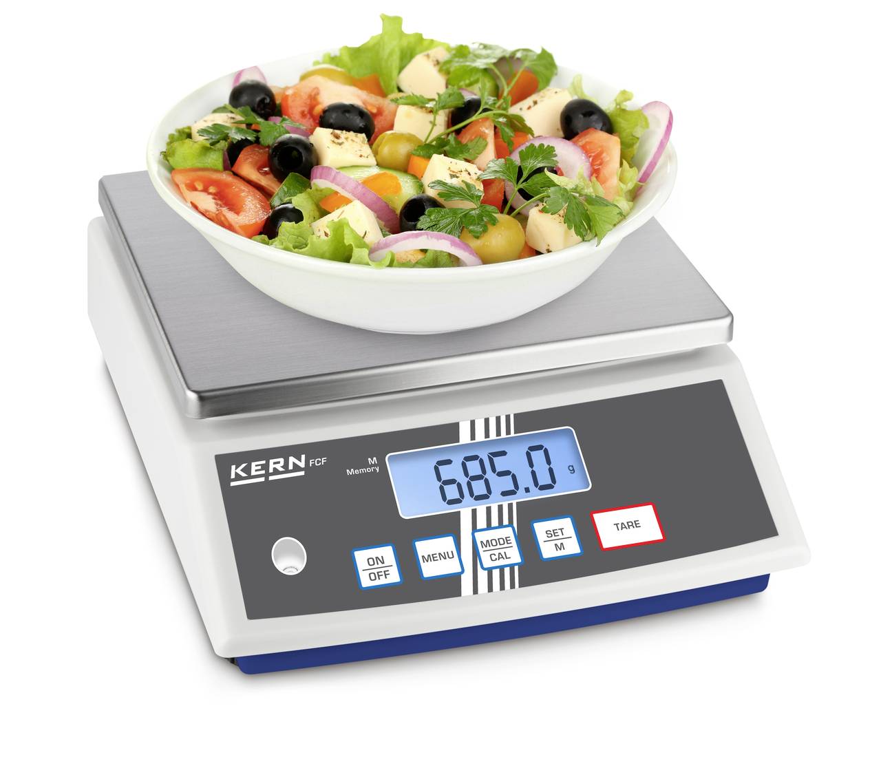 Digitale Küchenwaage wiegt einen Salat mit Tomaten, Oliven und Zwiebeln. Display zeigt '685,0 g'.