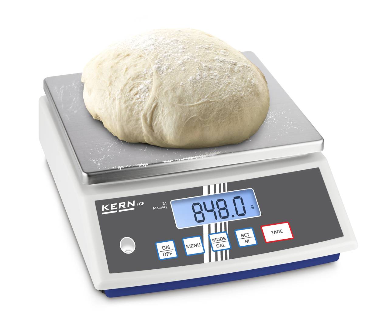 Digitalwaage zeigt 848,0 g an. Auf der Waage liegt ein Teigklumpen. Die Anzeige hat blaue, gut lesbare Zahlen.