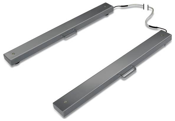 Zwei lange, graue Metallplattformen mit Griffen, verbunden durch ein Kabel. Sie scheinen als tragbare Fahrzeugwaagen verwendet zu werden.