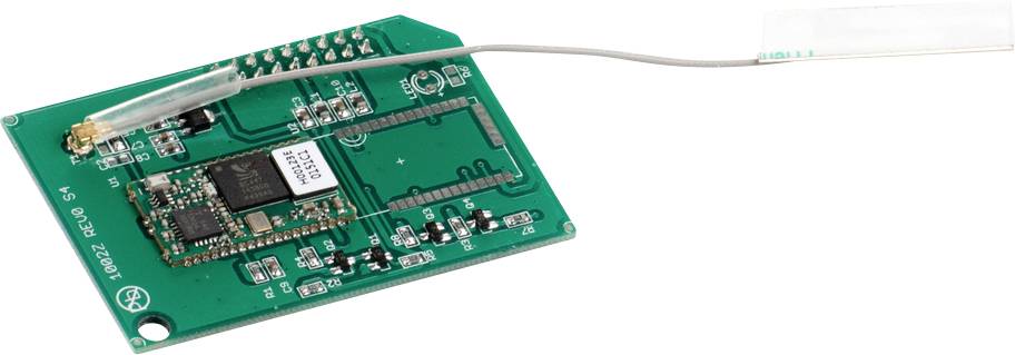 Grüne Leiterplatte mit mehreren Chips und Antenne, verwendet für drahtlose Kommunikation.